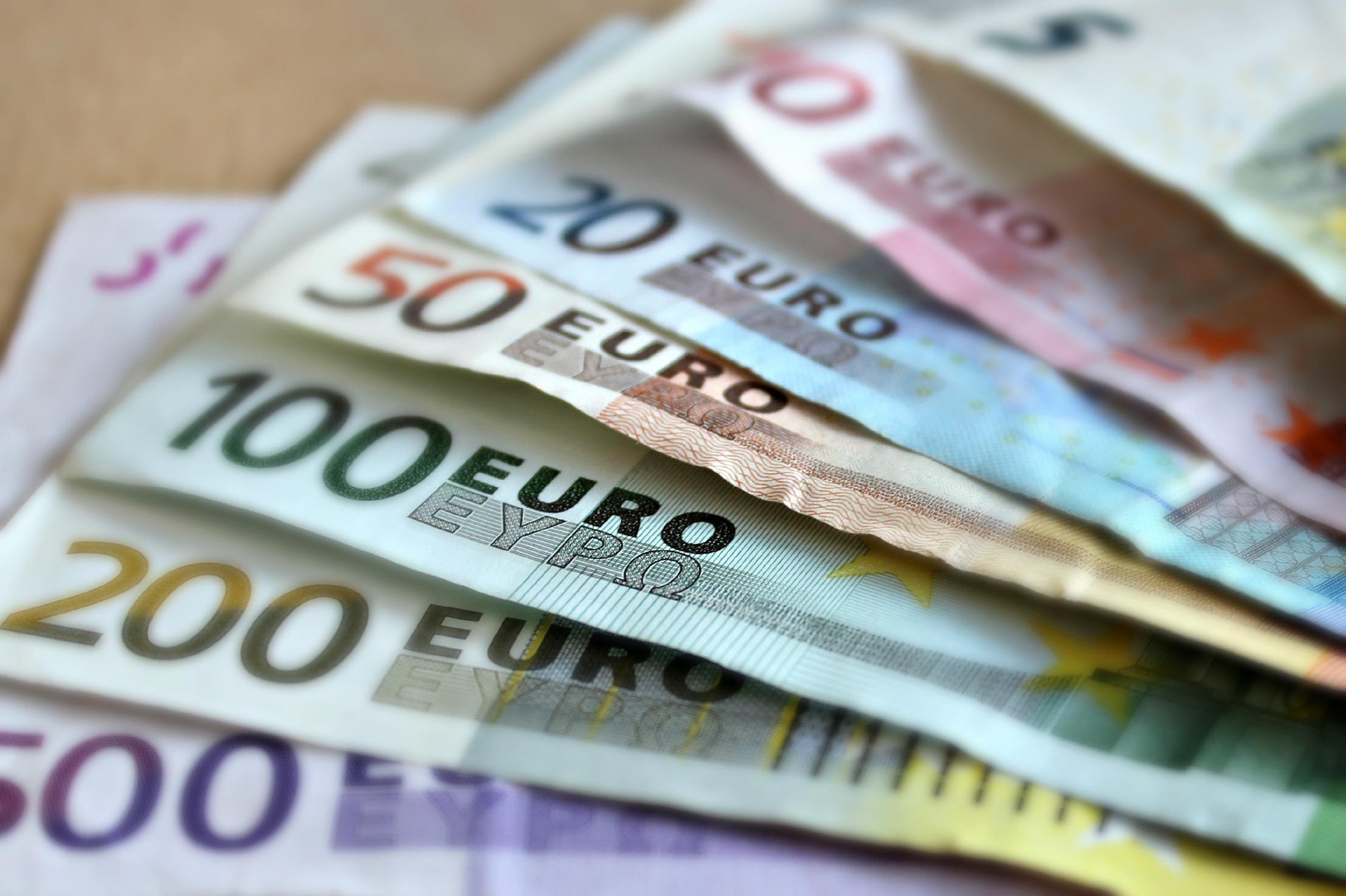 Read more about the article Pela primeira vez euro e dólar têm o mesmo valor
