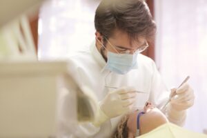 Read more about the article E quem disse que Dentista não pode pagar menos Tributos?