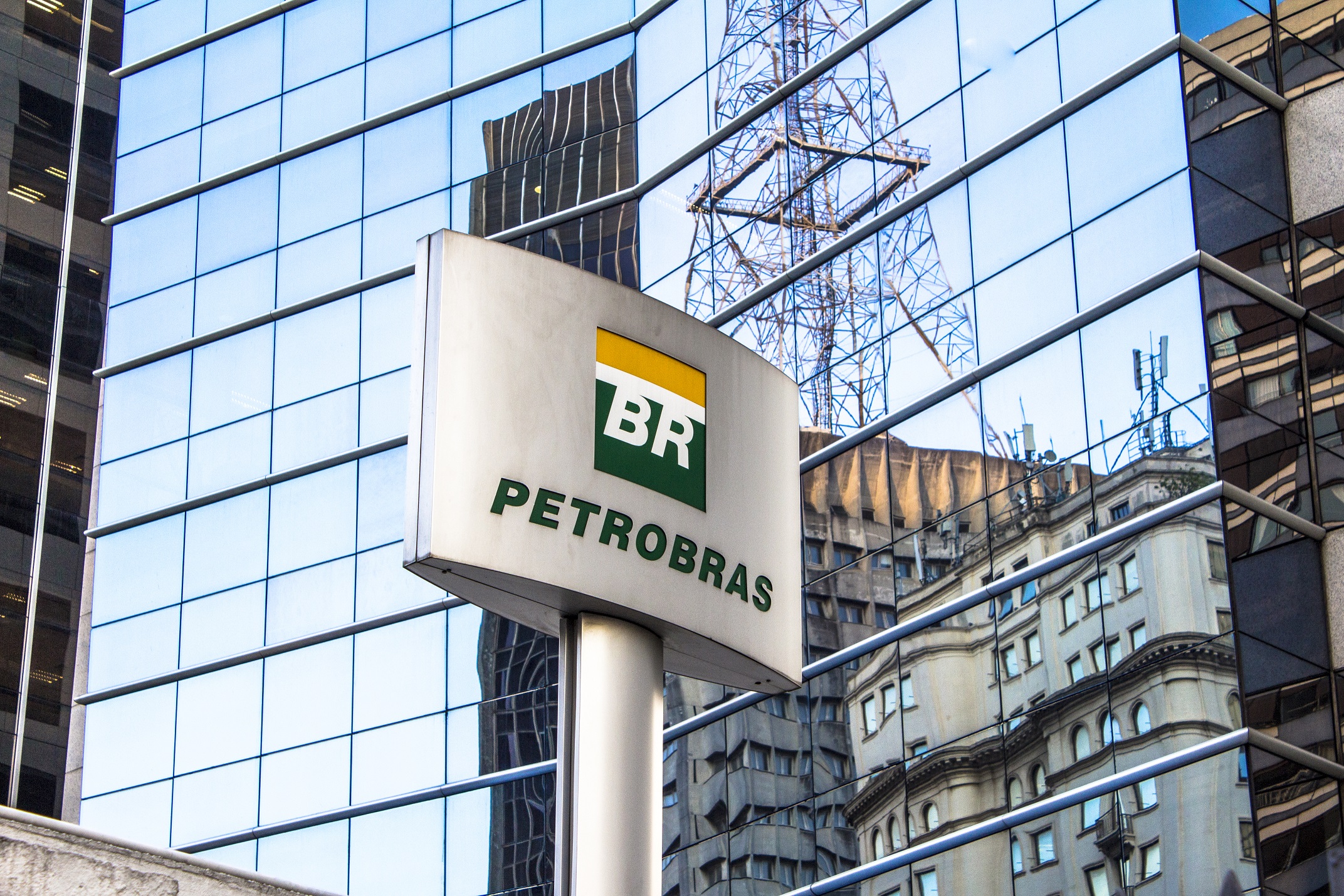 Read more about the article Petrobras Registra Lucro, mas Enfrenta Desafios